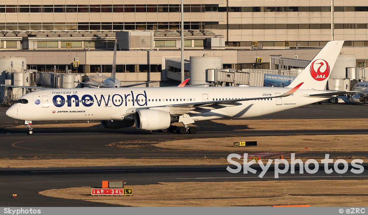 Japan Airlines Airbus A350-941 at RJTT