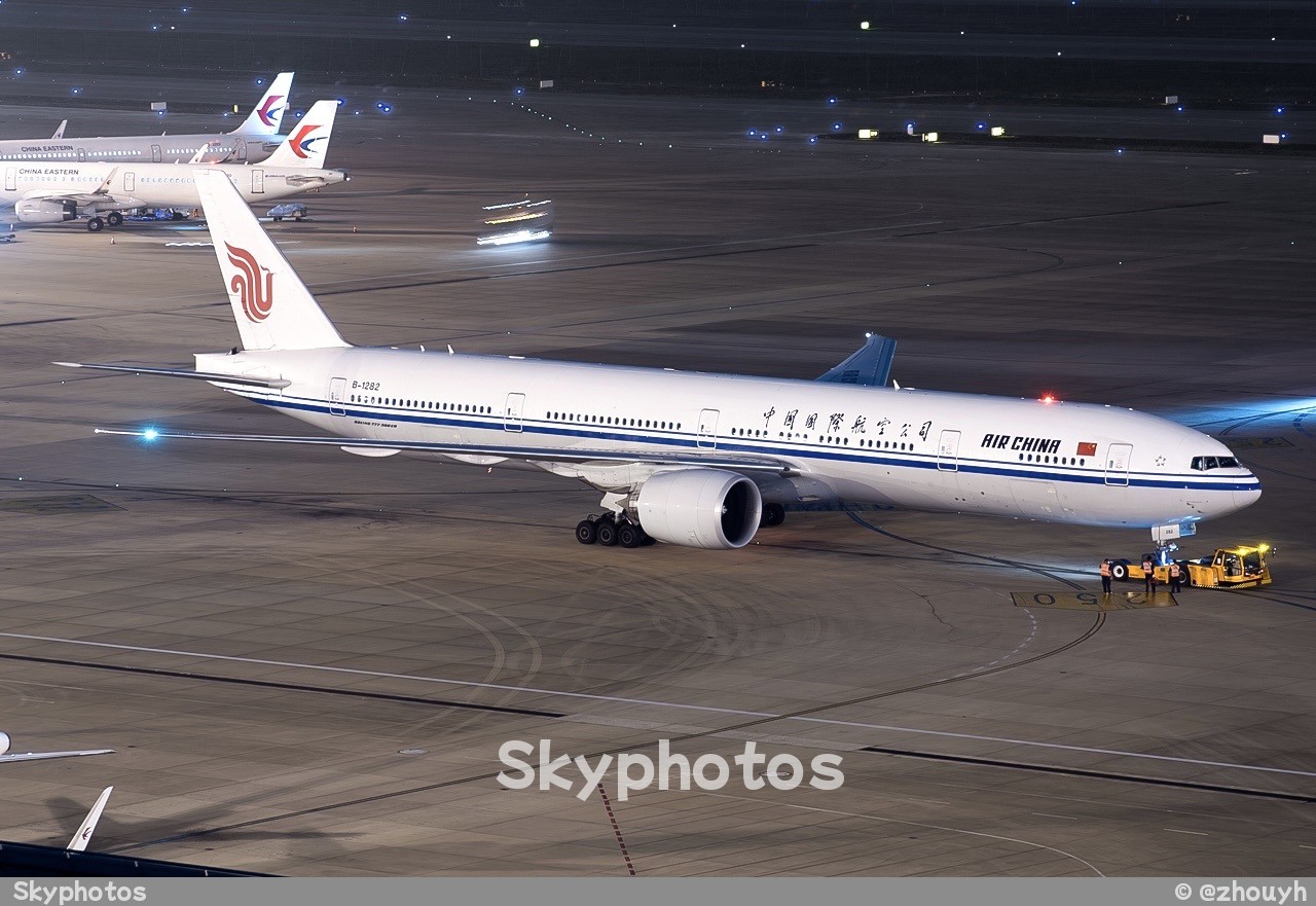 中国国际航空 Boeing 777-39LER at 上海虹桥国际机场
