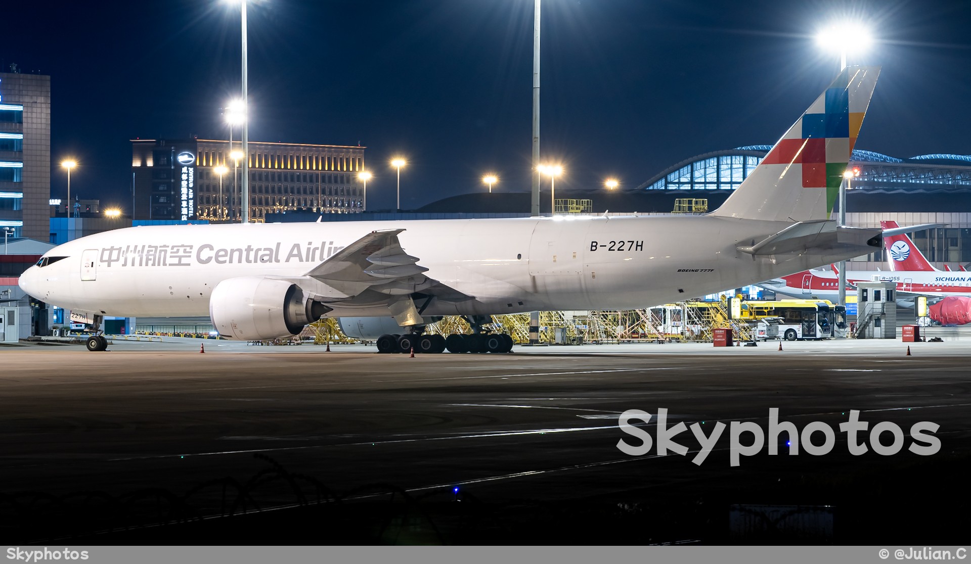 中州航空 B777-F