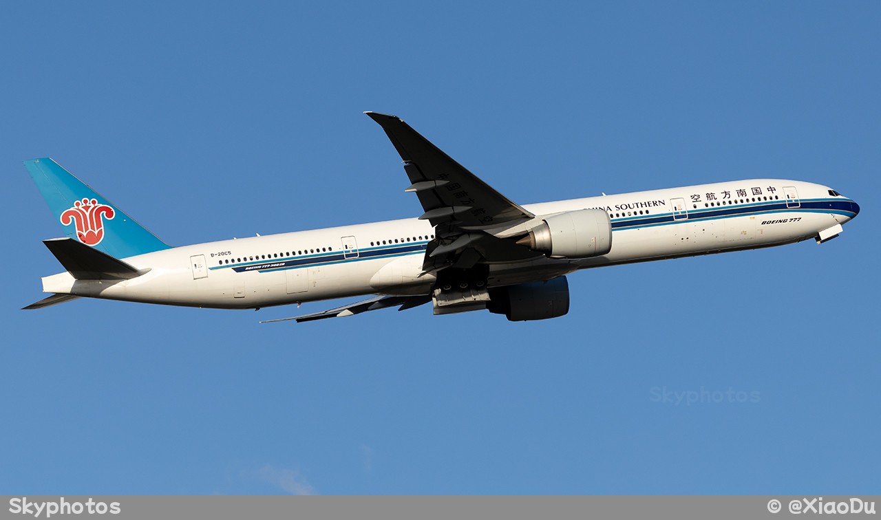 中国南方航空 B777-300ER at 上海虹桥国际机场