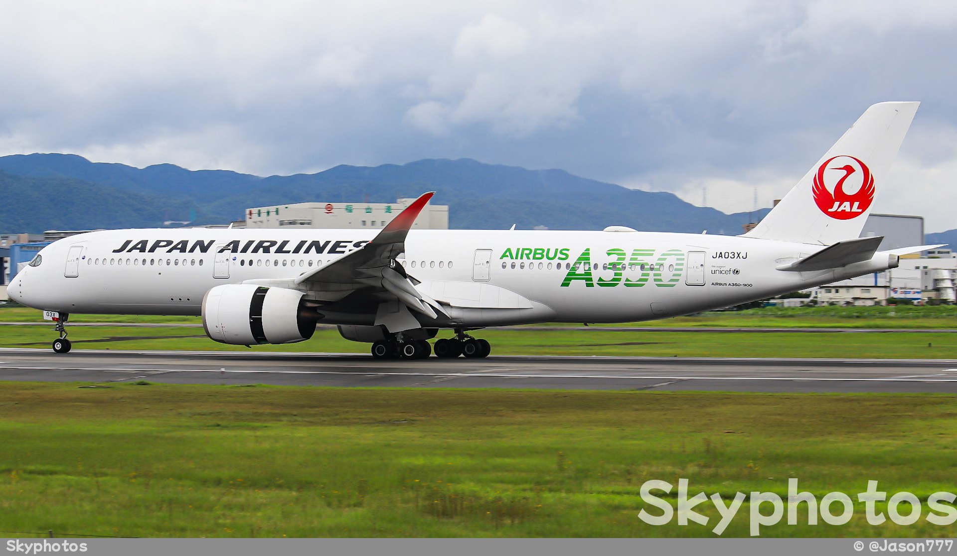 日本航空 A350-941 at 大阪伊丹空港