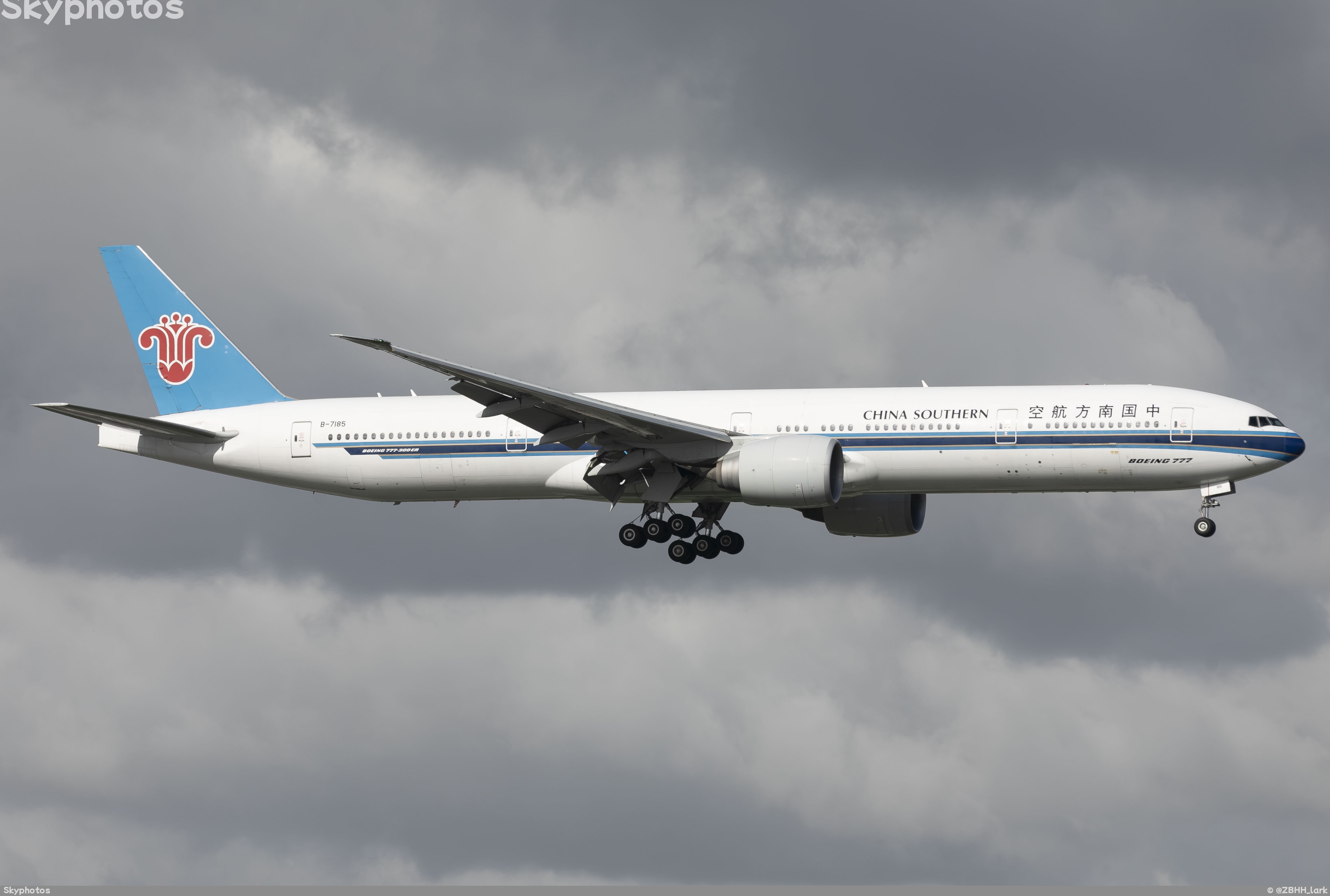 中国南方航空 B777-31B(ER) at 上海虹桥国际机场